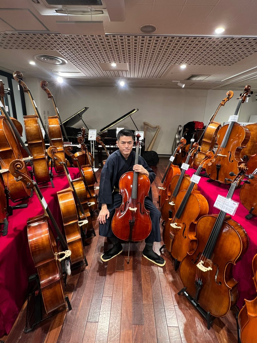 akinaimusic's tweet image. おはようございます！今日から仕事始めで、#島村楽器川崎ルフロン店 のチェロフェアに来ております🎻1/4まで開催、私は今日明日店頭におりますので、ぜひ遊び来てください！
極上のE.SARTORYチェロ弓もまだご覧いただけます！
#cello #チェロ