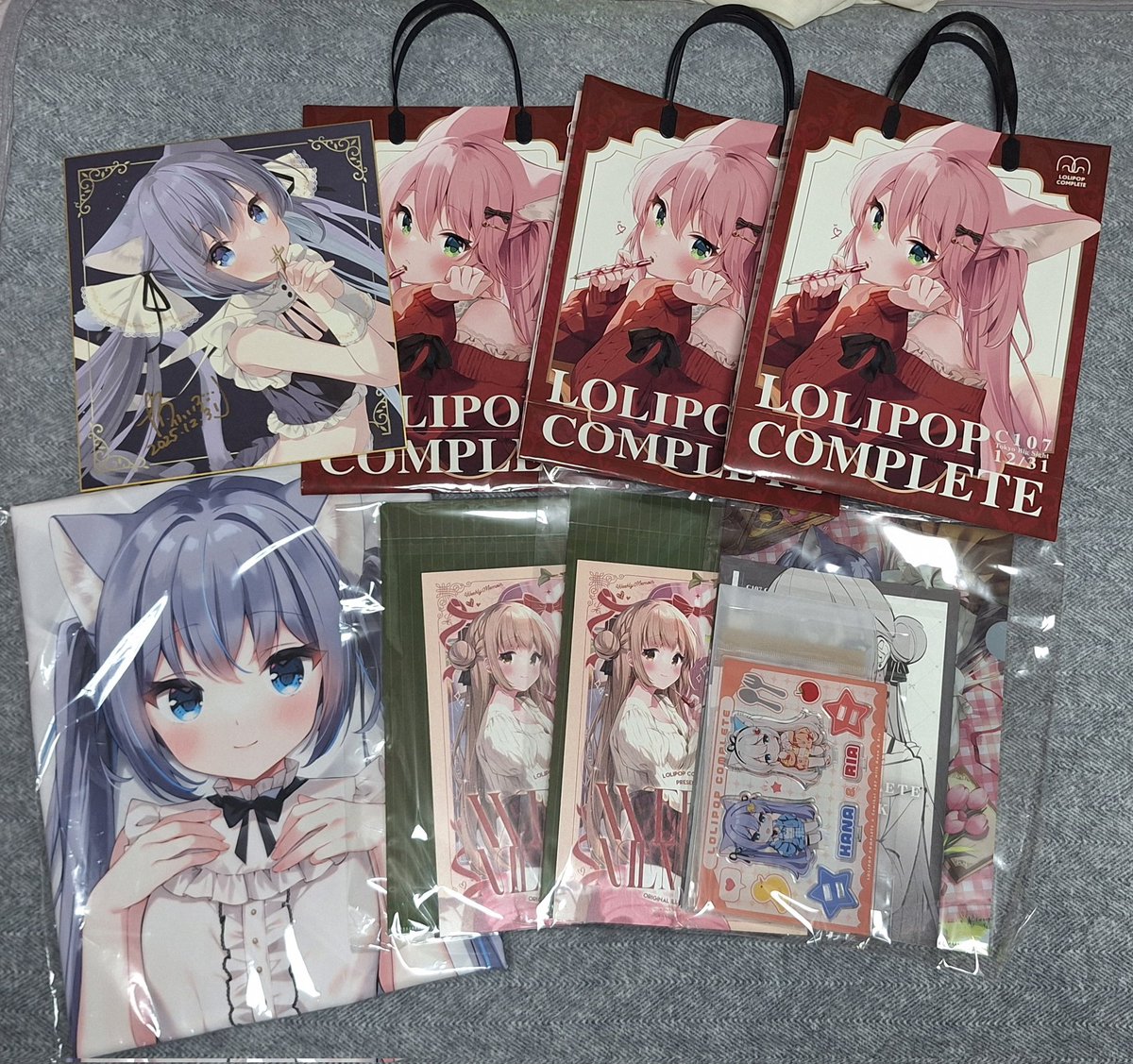 戦利品⑥ いろり先生(@ilolikoiko)のところで頂いた新刊セットと抱き枕