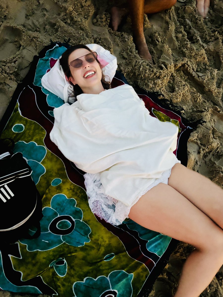 e eu q tava enroladinha deitada vendo o sol nascer na praia mas na vdd parece q eu tava era numa camisa de força