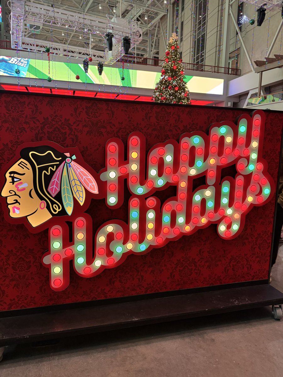 ptm_whitney's tweet photo. Let’s go @NHLBlackhawks
#NewYearsDay2026 @BudLightSeltzer #HappyNewYear #personaltravelmanagement #unitedcenter https://t.co/79pQkZJzbP