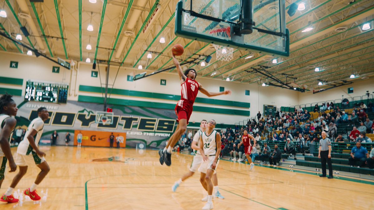 GregStein02's tweet photo. Mater Dei (CA) 80 Basha (AZ) 73 

Monarchs answer big 2Q from Basha with sustained offensive execution in 3/4Q’s and hold off the Bears in the final minutes

‘27 F Zain Majeed led MD w/ 25 pts + 15 reb 

‘28 G Kingston Montague led Basha with 26 pts 

@HoophallClassic https://t.co/BZ13SXceNs