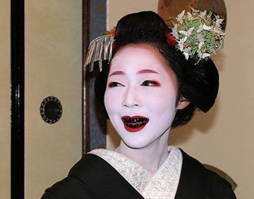 KmaFr_'s tweet photo. Molly is Japanese and they’re inspired by the practice of Ohaguro where Japanese women would paint their teeth black as a symbol of beauty, maturity, and status (and to protect their teeth)

Sick way of showing off her roots 🤧🔥 https://t.co/gON1gynmp2