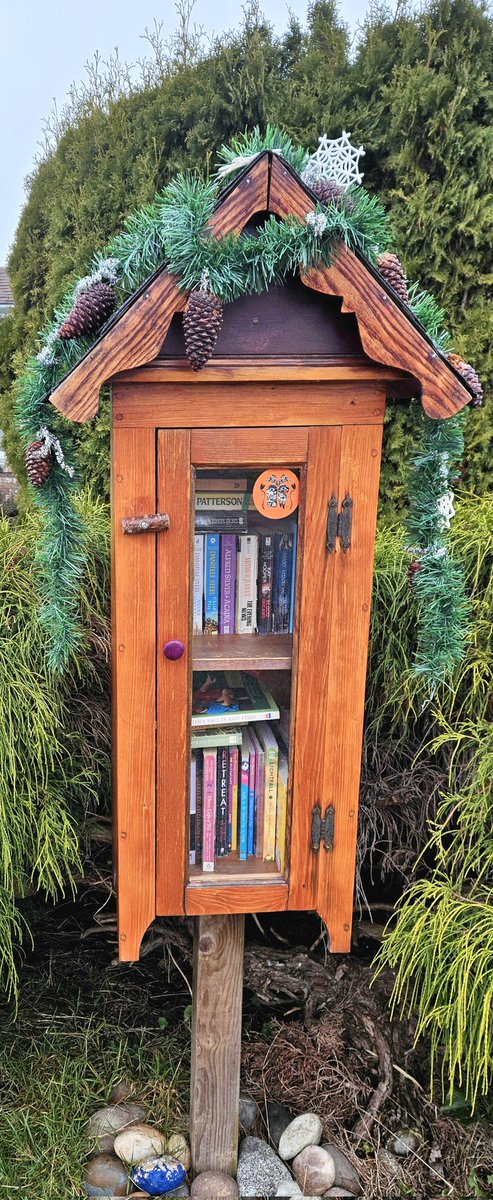 LindaPeters64's tweet photo. Brightening up the neighbourhood! 💞📚
#readingcommunity
#LittleLibrary https://t.co/psmMqJ0Yh4