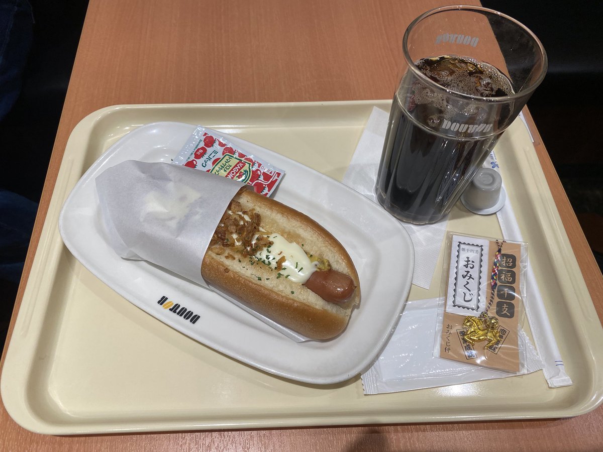 2026年初の地元ドトールでチーズソースドッグ。今年も開店10分前に並んで根付をもらった。これドトールが公式で配っているのかと思ったら地元の施設が店舗に配っているものって初めて知ったわ。