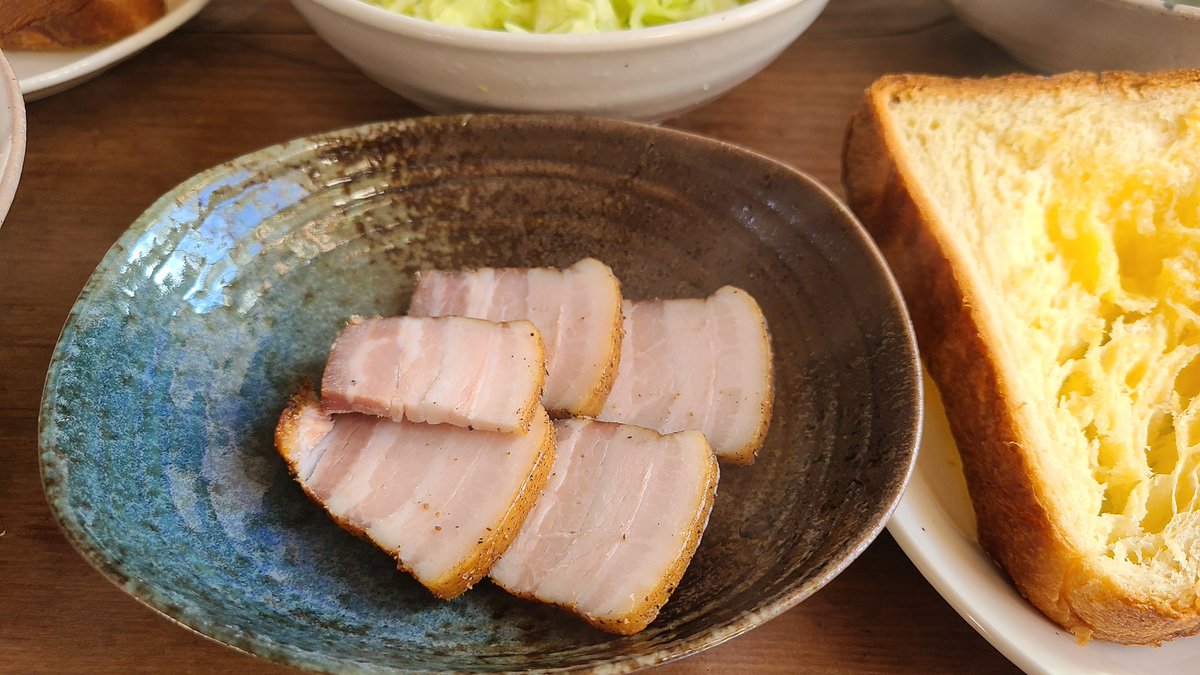 nanadaisuke22's tweet image. 今朝の朝ごはん。
ベーコンは、かっぱさんが年末から仕込んで、元旦に燻したやつ。おいしい😊
パンは金谷ホテルベーカリーのやつで、サクサクでおいしいです。
ももちゃんが狙ってる～♪