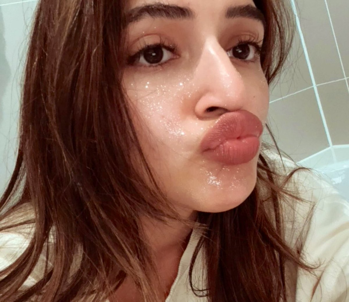 My gf wants to kiss me 💋
And I feel something like a jelly 
Me : Ena baby ithu oru mari smelly ah jelly ah iruku
She : Onula baby ne kiss panu 💋(in mind voice: Apdithan un frnd cum ah enkuda senthu share pani kudi da potta payale😂)