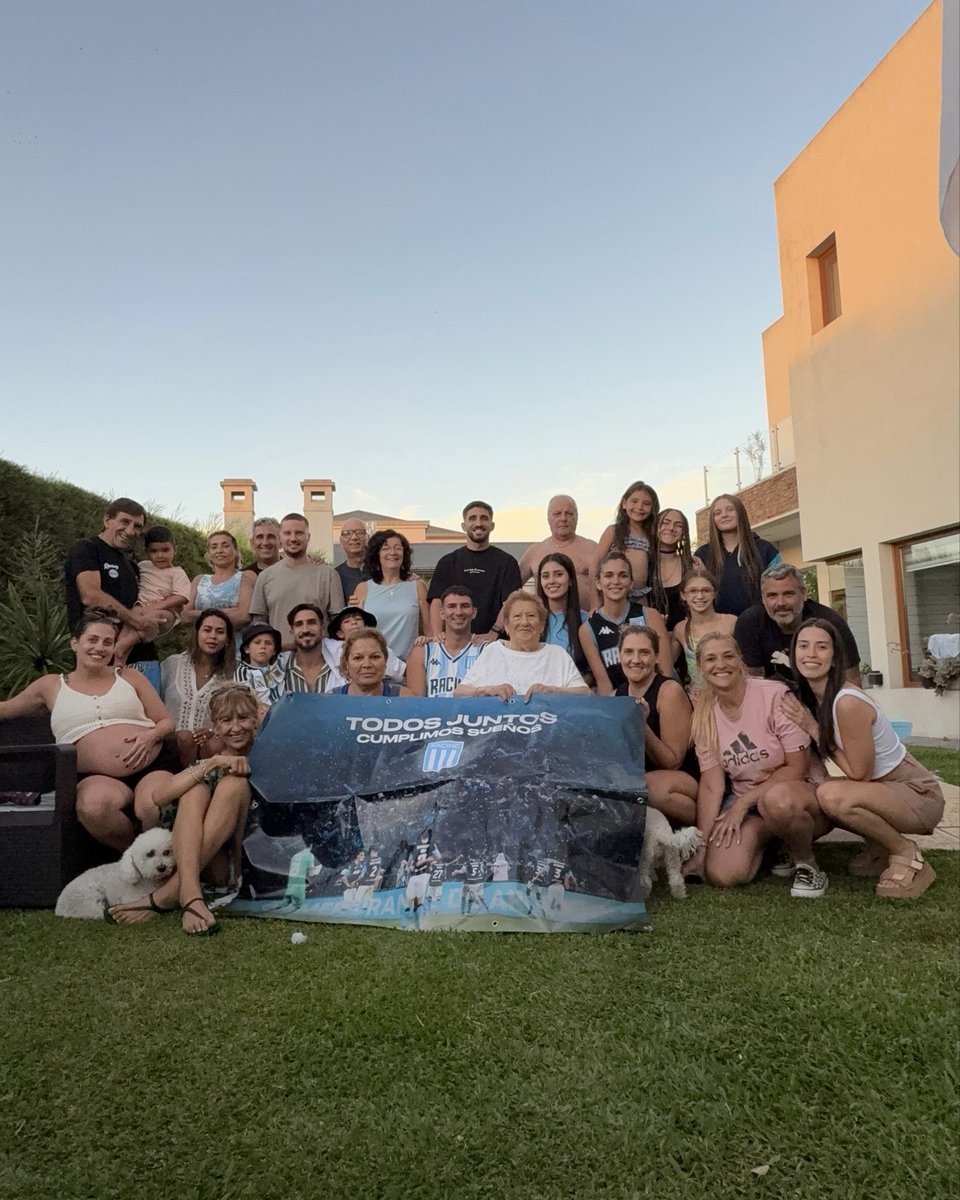 DTGustavoCostas's tweet image. Le deseo un feliz año a toda la familia Racinguista. Todos juntos vamos a llevar a Racing a lo más alto este 2026 🩵🤍