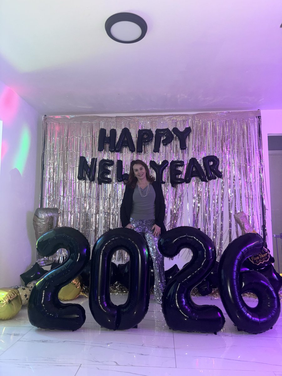 Cierro el 2025 con el corazón lleno de gratitud, pero sobre todo con la paz de saber cerrar ciclos. 🔑✨ Recibo este 2026 con los ojos brillantes y el alma abierta, confiando en que lo que viene en el presente es mucho más grande de lo que dejé atrás. 🥂💫 ¡Feliz año nuevo!