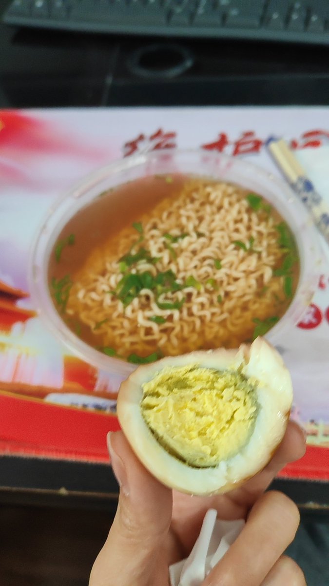 LIN_Zhaoy's tweet image. 是谁带着阮值班了，是我。
值班早餐是方便面+茶叶蛋+仨包子。