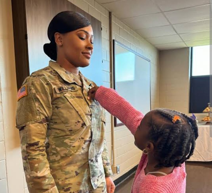 mistressM547's tweet image. My little angel tryna look out for her hard working momma..😘😘