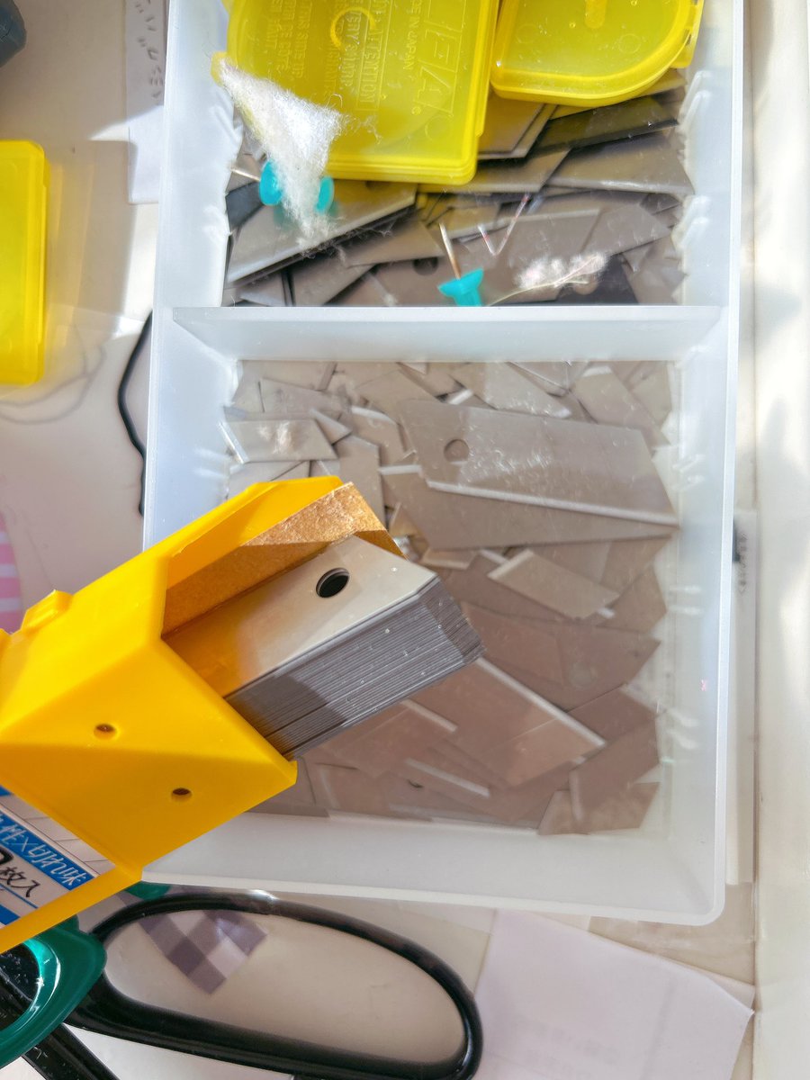 大晦日、お正月と遊んだので
今日から半日くらい仕事進めていきます😊

早速イベントのお誘いも頂けて嬉しい😆
楽しみだ💕

今日は新作の型紙作りをやるよ
私は裁断は全部カッターか包丁でやるんだけど
カッターの刃って捨てるタイミング困るの😅
で、たまってるし。
替え刃も大量買いしてる🤭