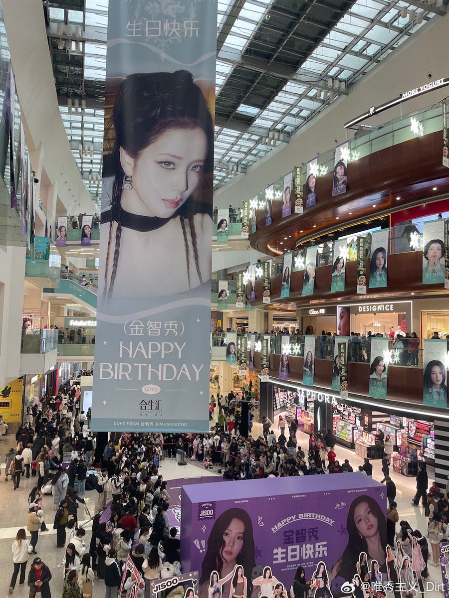 pawangdalgom's tweet photo. This is how many people attended Jisoo's birthday event in China. There are many people waiting in line for photos there 🥹🤍 LOVED BY EVERYONE! https://t.co/Eb18I5U2jx