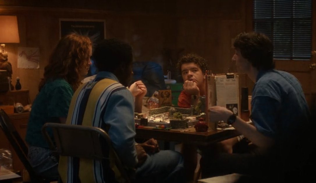 MaxiCardozo_'s tweet image. #StrangerThings | Concluir una historia de más de 10 años no es fácil, pero lo hace más que a la altura. Épico, emocionante, con golpes justos al corazón y un cierre sólido para cada personaje. Tiene pequeños fallos, sí, pero el impacto emocional es TREMENDO.

El fin de una era.