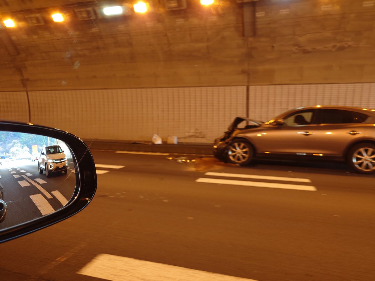 digestive_surge's tweet photo. 東名高速、多重事故で渋滞でした
事故車両3箇所くらいにいた
全部追い越し車線笑 https://t.co/G7UoLqIf3E