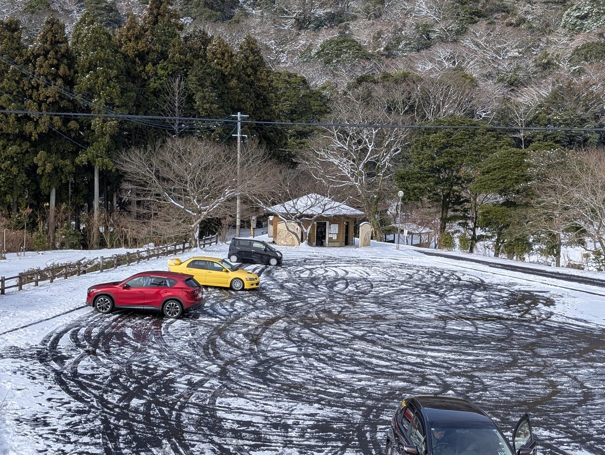 akiralli_art's tweet image. なんと、家族の命を乗せてここまでノーマルタイヤで登ってきたアホ親がいる