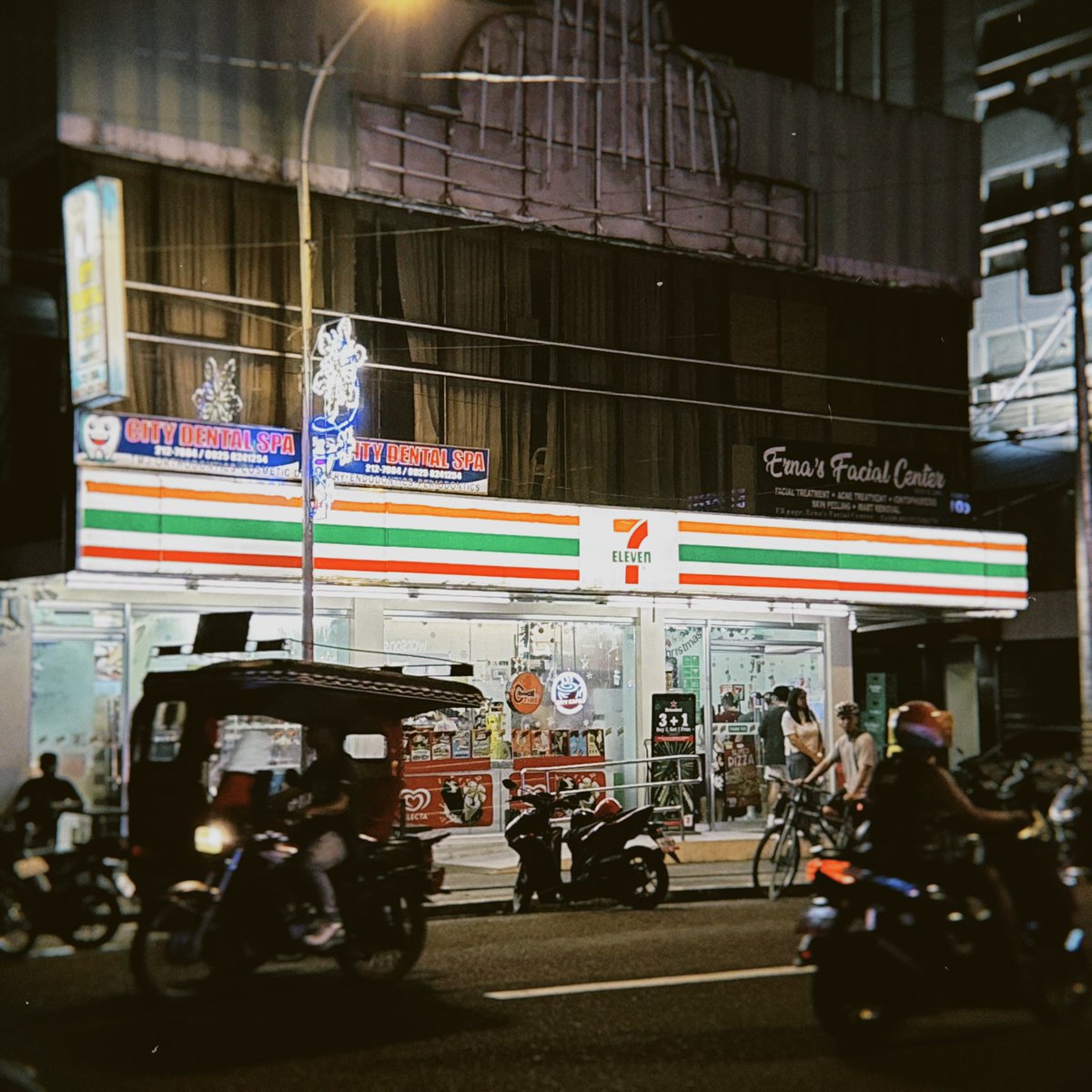 helloitsbubba's tweet image. touched grass lately. some night shots.