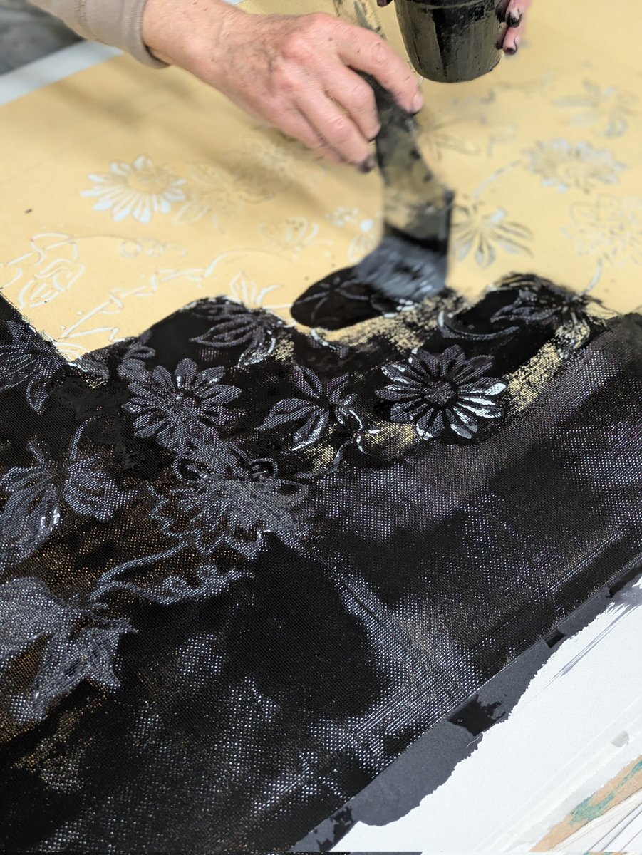 mihani_nunosome's tweet image. 昨日は #注染 の #浴衣地 用の #紗張り をしました。夏に間に合いますように。
#染色家 #浴衣