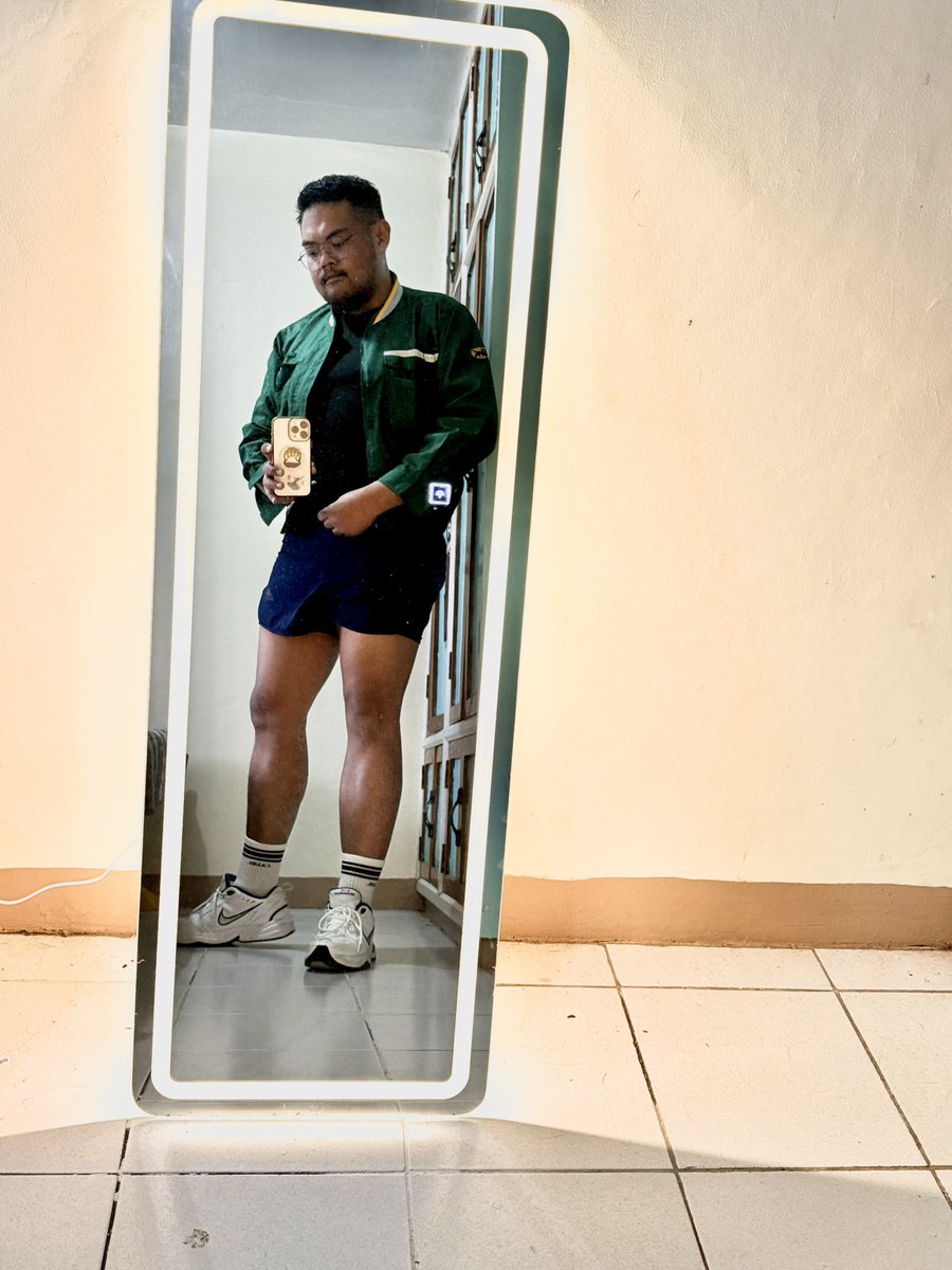 SanchezDarren's tweet image. Vibing with this jacket