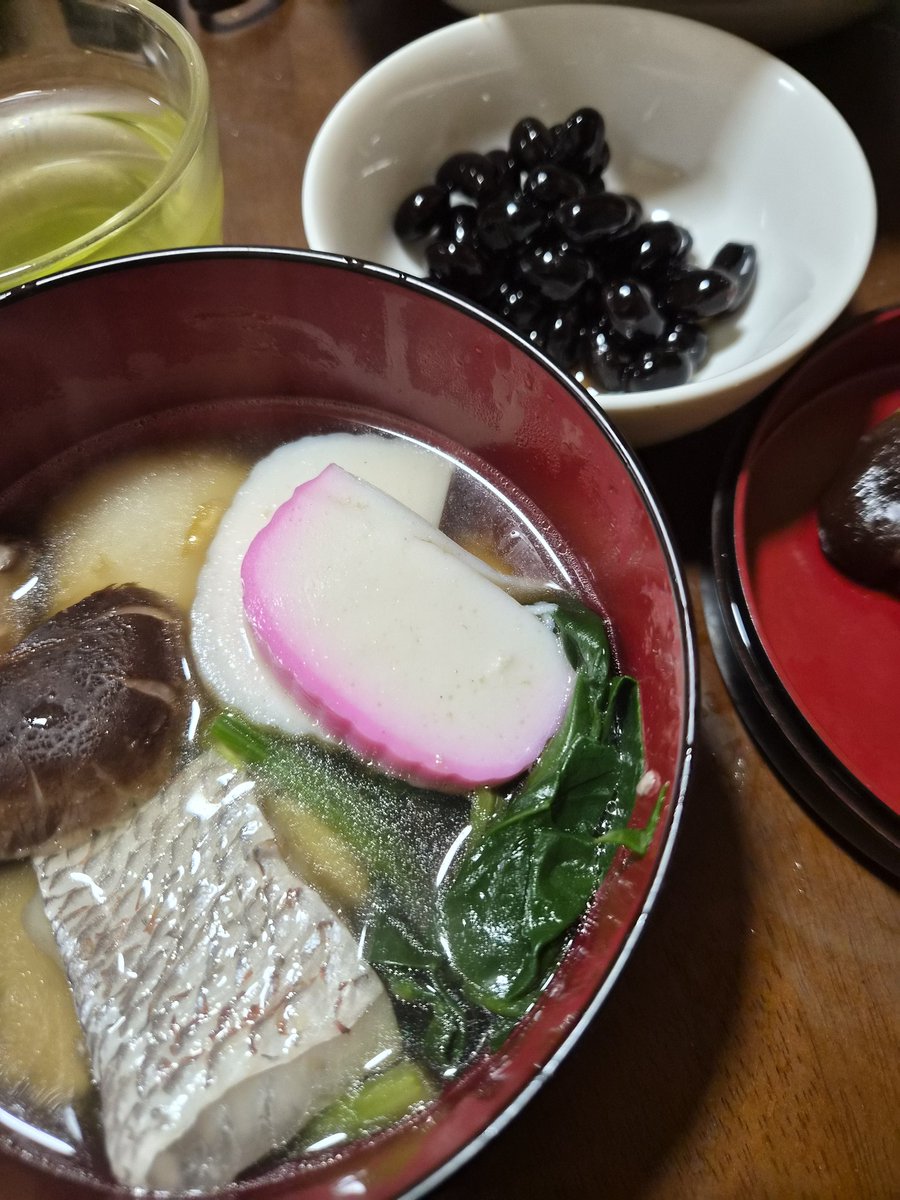 2日のお雑煮は、鯛。
本当はあらと言う魚が良いらしいんだけど、東京で見つけたことがない。
元旦は寝正月してみたけど、やっぱり退屈。今日は、ちょっとだけ手作業してみる。少しだけね。