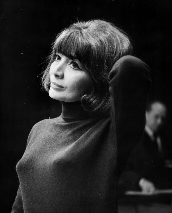 ypma_albert's tweet image. De existentialistische vraag van dit moment is: heb ik mijn hele leven van Juliette Greco gehouden of van Brigitte Bardot?

#existentialisme #BrigitteBardot