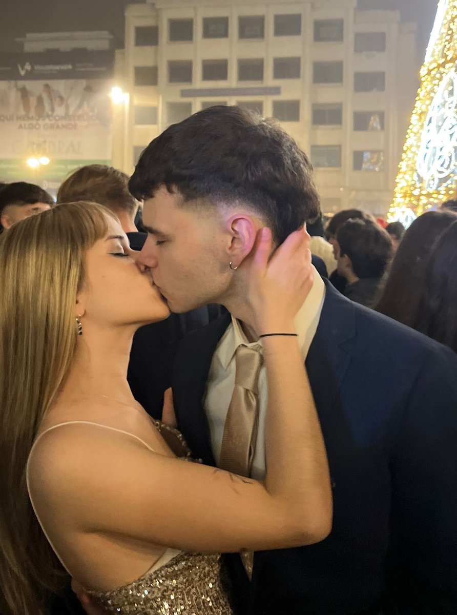marisampv's tweet photo. Segundo año nuevo combinando corbata-vestido, te amo ❣️ https://t.co/7cK3YBqctC