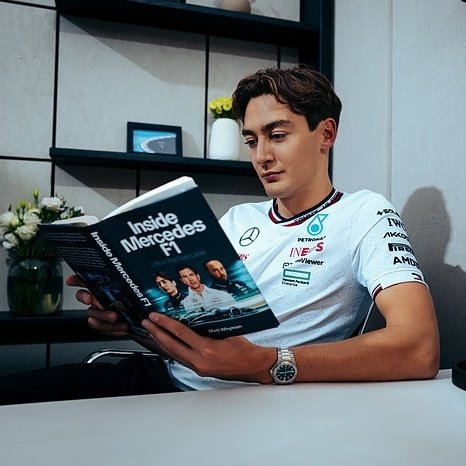 MercedesAMGF1BR's tweet image. SORTEIO! 🚨🚨

A equipe do Medes Brasil ficou maluca e decidiu sortear UM exemplar do "Inside Mercedes F1: Life in the Fast Lane", livro que conta os bastidores da temporada 2023 e 2024.

Mas atenção, para concorrer, você precisa cumprir os seguintes requisitos:

📫 Ter endereço…