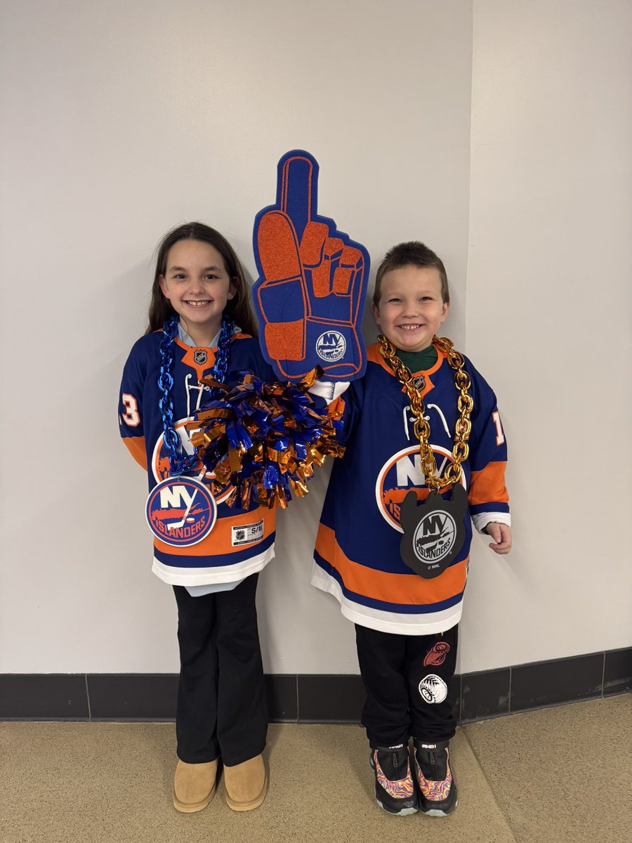 _amandaaxo_'s tweet photo. @NYIslanders first timers trying to see sparky. make it happen 🥹 https://t.co/ZRIcm1DE7F
