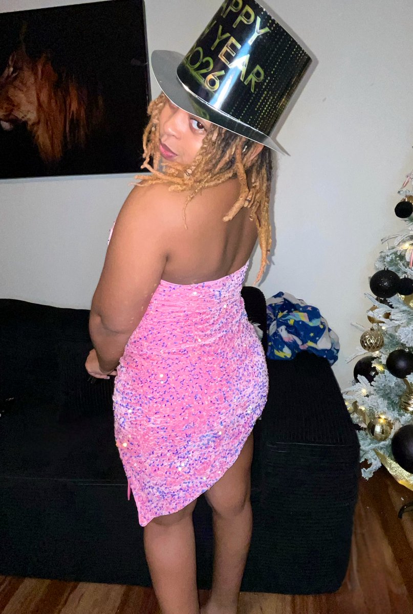 reallytinyy's tweet image. Making my return to Twitter, Happy New Year 🎆🥂