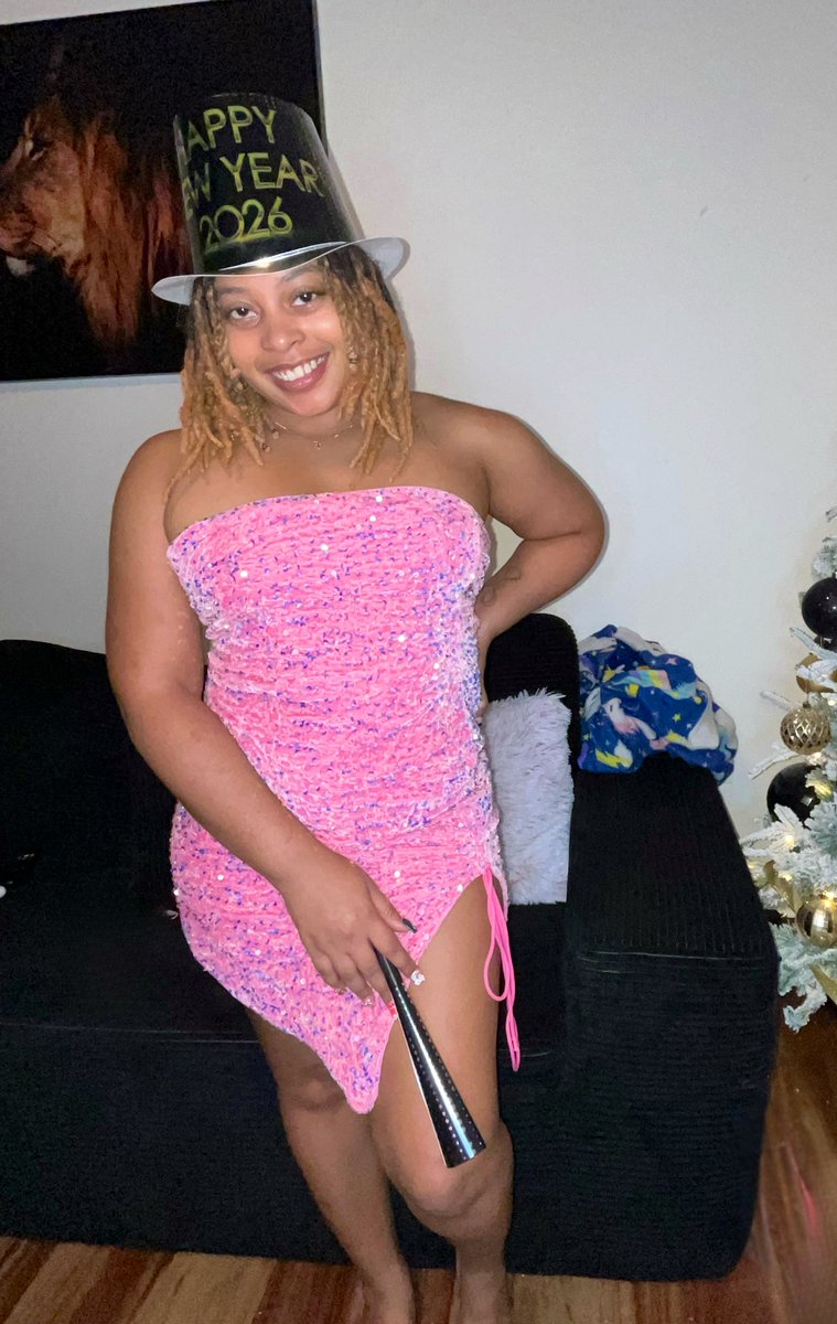 reallytinyy's tweet image. Making my return to Twitter, Happy New Year 🎆🥂