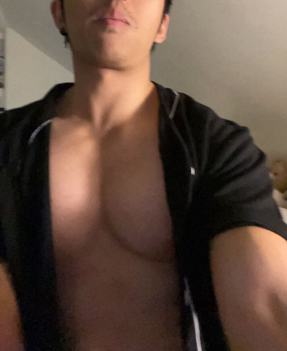 seupo's tweet photo. happy new year *shoves you in my chest* 😽 https://t.co/IwDu0P9gr4