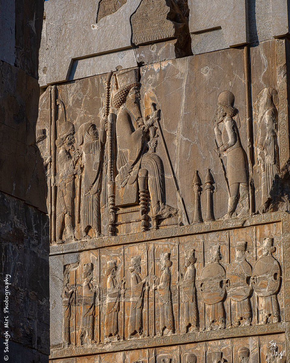 شاه بر تخت، پارسه

عکس از صادق میری