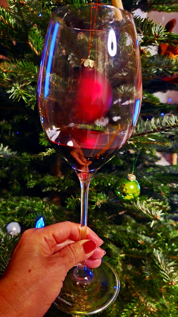 ふー
クリスマスからずっと定位置はキッチン。
やっと一息✨️
2026年に乾杯🍷
#乾杯