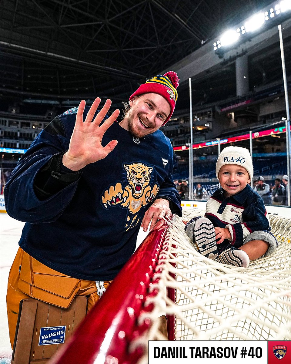 NHL's tweet image. This might just be the cutest photo you see today 🥹

Watch the 2026 @Discover NHL #WinterClassic TOMORROW at 8p ET on @NHL_On_TNT, @StreamOnMax, @Sportsnet and @TVASports!