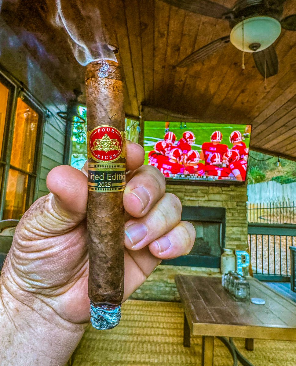 stogiedad's tweet photo. First smoke of the ballgame is a @TheCrownedHeads #FourKicks #MuleKick 2025. One of the best smokes of the year so seemed like a good time to fire one up. Perfection. #CYOP #nowsmoking #CigarLife #CigarsOnX #BOTL https://t.co/Lu2ePfAdOA
