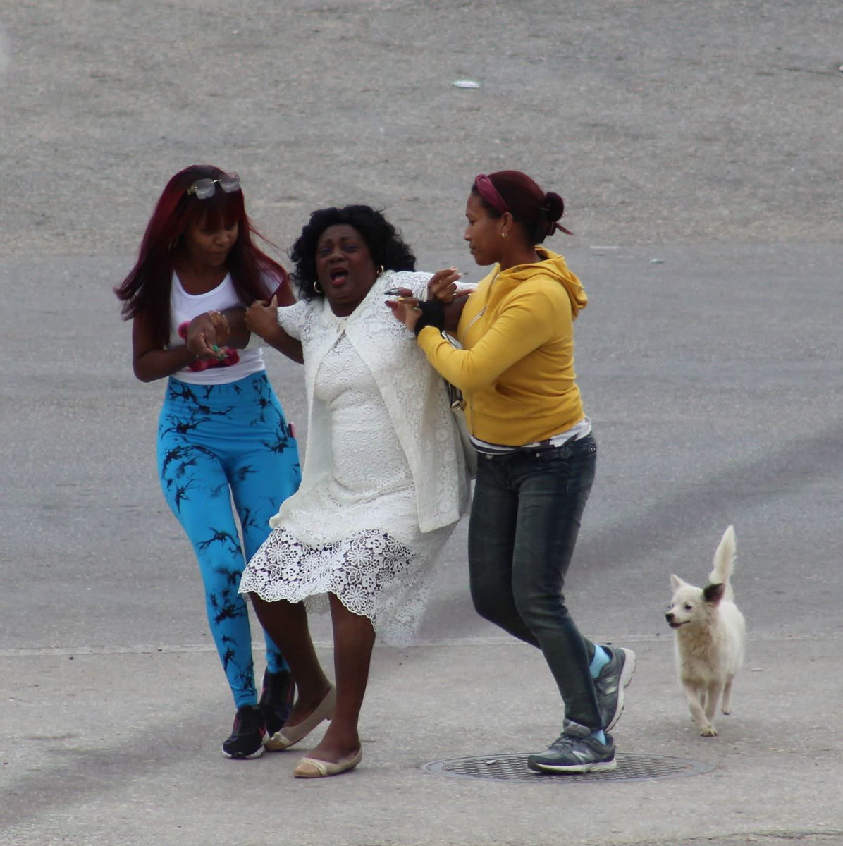 MagJorgeCastro's tweet photo. Inicia el año con represión en #Cuba… paramilitares arrestaron en La Habana a la opositora Berta Soler, líder de las Damas de Blanco, cuando se dirigía a la tradicional Misa por la Paz en la Catedral.

La detención ocurrió en la vía pública, en el municipio Lawton. https://t.co/pI8vZZDbJo