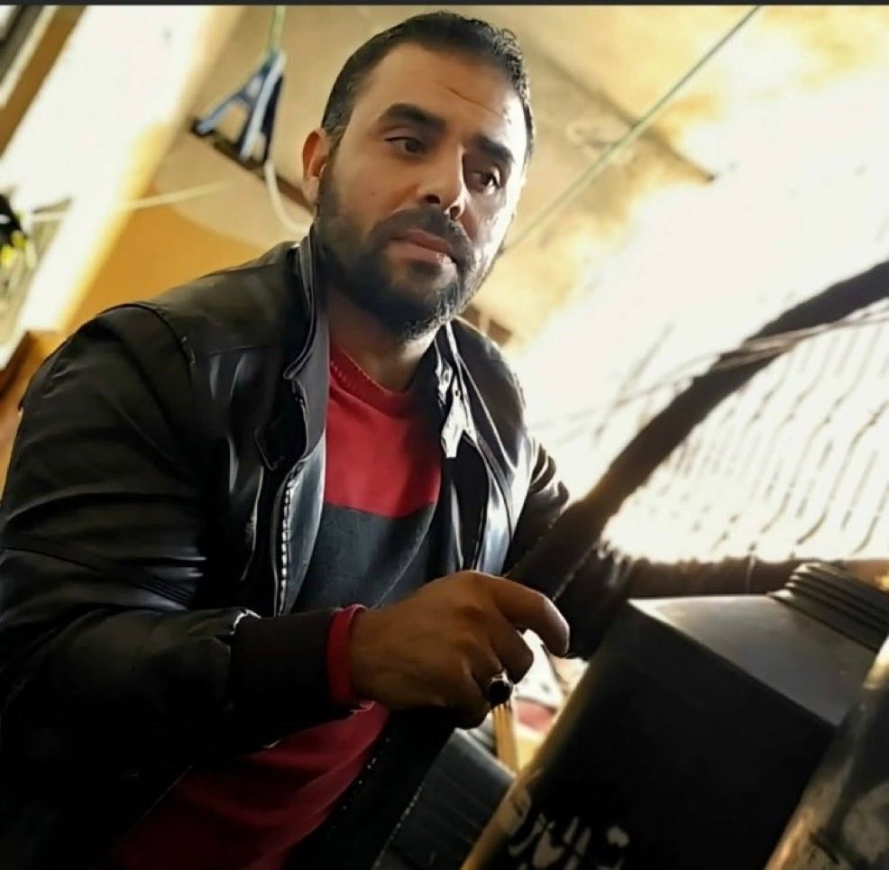 ما كان شهداؤنا إلا أناس مثلنا، يقومون في خدمة أهلهم، ويقفون على طابور الخبز، بل ونزاحمهم عليه.
كانوا يمشون بيننا في الأسواق يبحثون عن أقل سعر ليشتروا به .. فقراء، بل مُعدمون، لا يأكلون الدجاج إلا مرة واحدة في الأسبوع -إن تيسر لهم ذلك أصلا-، ولم يترك الواحد منهم لأهله ديناراً ولا