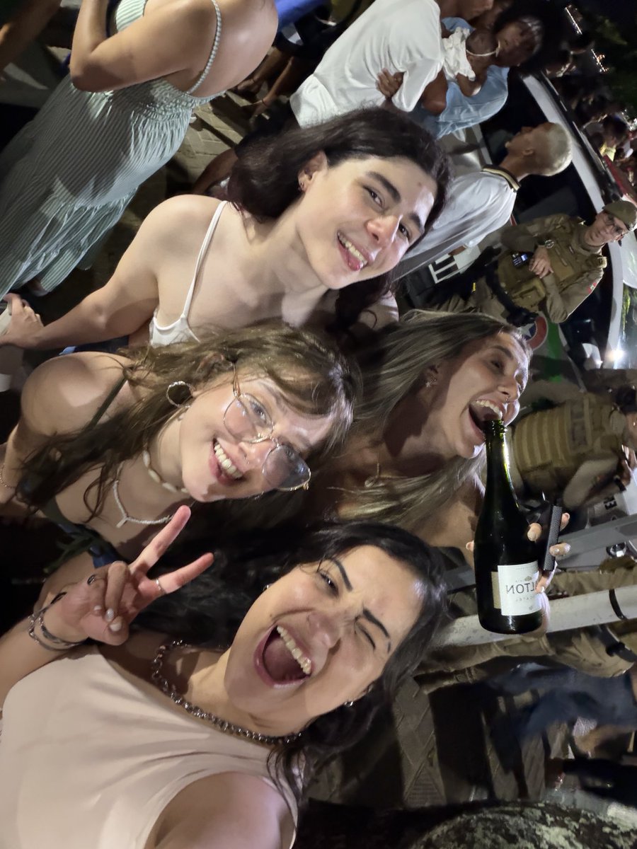 beatrizvlr's tweet image. essa é minha amiga camile

e a camile nao sabe ainda, mas amanha vou acordar ela 7 da manha pra irmos pra praia. 
pq ela mora aqui, mas eu nao!