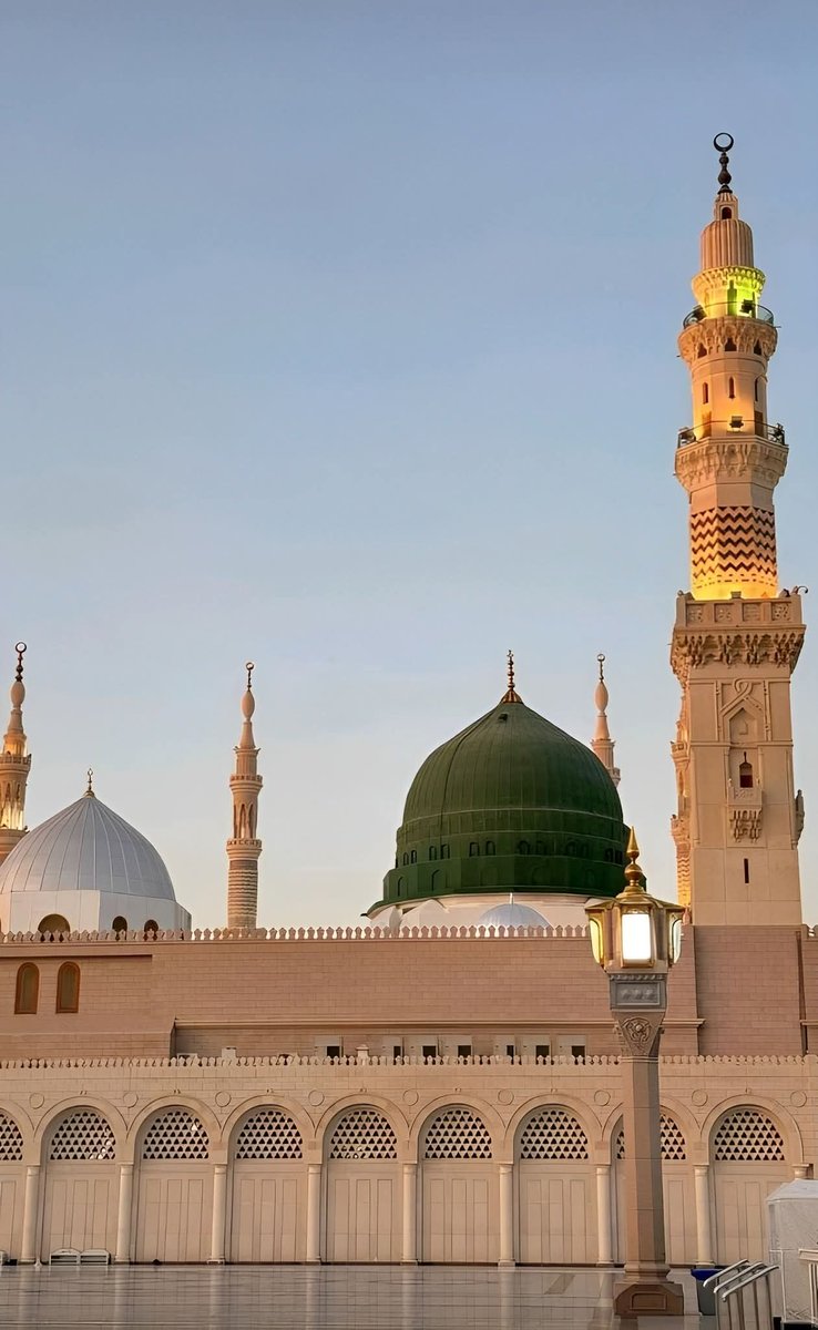 السلام علیکم ورحمۃاللہ وبرکاتہ 

جمعہ مبارک 
              صبح بخیر
انسان کے سکون کا تعلق روح سے ہے، اور روح نماز، قرآن اور ذکرِ اللّٰہ کے بغیر زندہ نہیں رہ سکتی
جیسے جسم کو زندہ رہنے کے لیے کھانے کی ضرورت ہوتی ہے، ویسے ہی روح کو زندہ رکھنے کے لیے اللّٰہ کی یاد ضروری ہے.