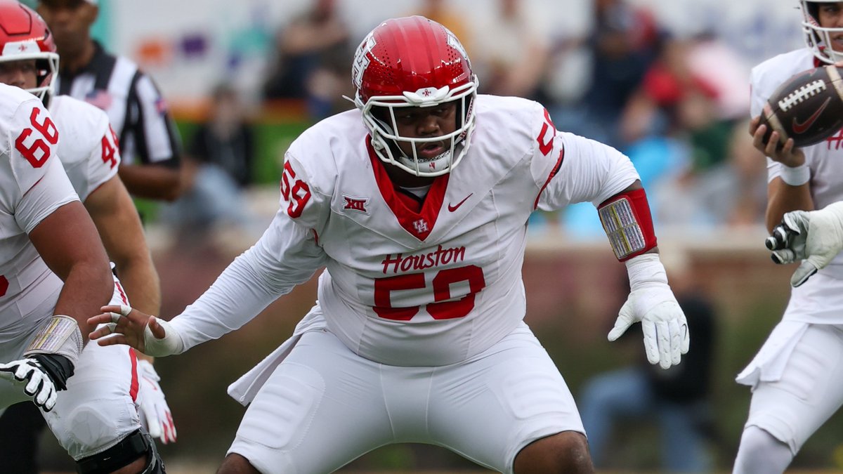 Houston center Demetrius Hunter plans to enter the transfer portal, his agent Marlon Lindsey of <a href="/codesportsgroup/">Codesportsgroup</a> tells ESPN.

Hunter started 25 games for the Cougars and has 1 more year of eligibility.