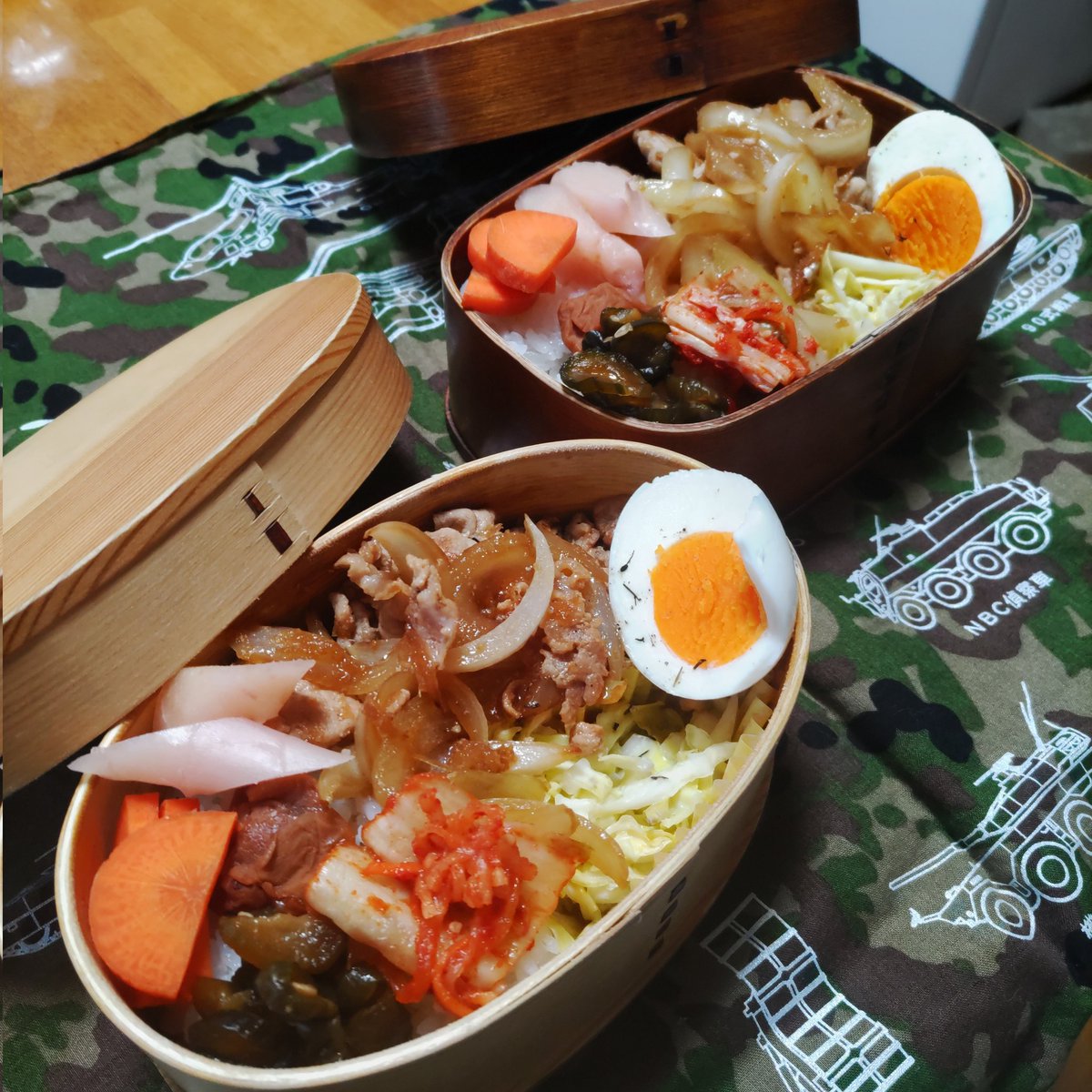 mayu2wind's tweet image. 今日の曲げわっぱお弁当は、豚肉の生姜焼き、ゆで卵、コールスロー、キムチ、胡瓜の醤油漬け、人参の糠漬け、岩下の新生姜、梅干し、白米。