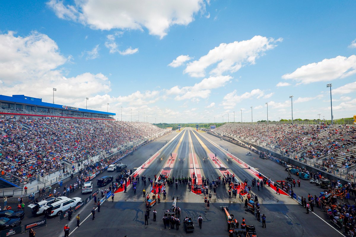 zMAX Dragway tweet media