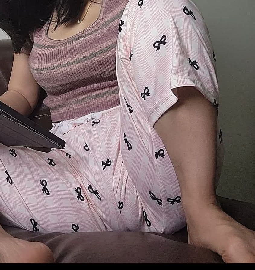 Such an irresistable target 😏

A guy would be fully aware of his vulnerability in this position, but girls never seem to realise that leaving  their full cameltoe on display like this is just asking for a slap, punch or kick to the lips!

#cuntbusting #crackedtaco