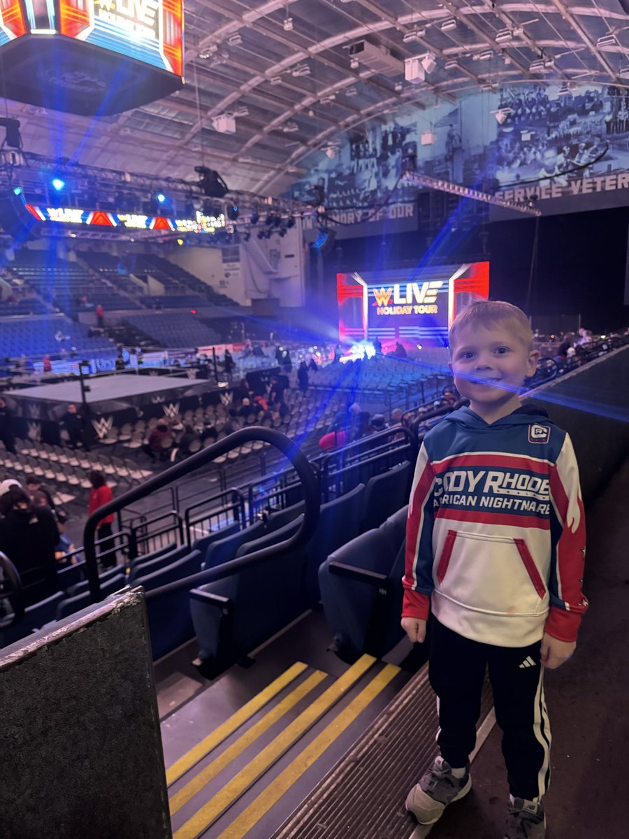 TYB02's tweet image. #wwesyracuse