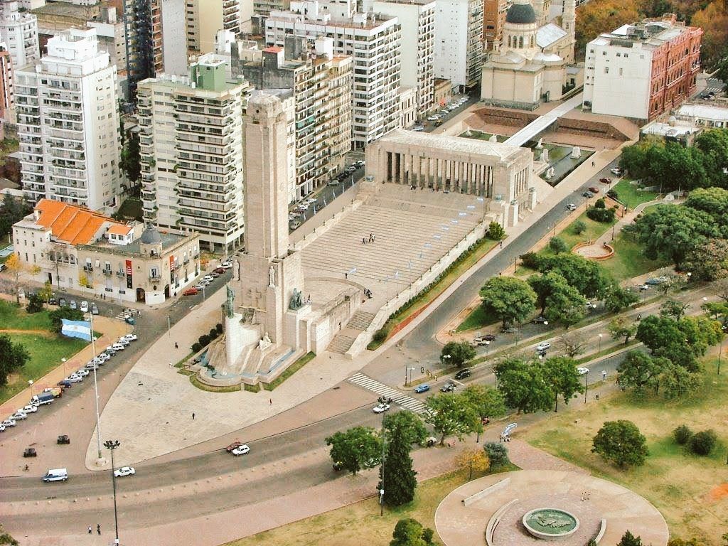 El obelisco es la amargura hecha monumento. Uno que realmente representa, narra y hace ciudad es el Monumento a la Bandera, el barco que navega los tiempos de la patria.
