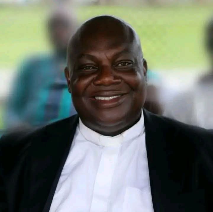 Sentimos seguir hoy dando malas noticias pero nos acaba de llegar que en la Diócesis de Issele-Ukwu, Nigeria, anuncia que el Rev. Padre Stephen Chukwuma falleció hoy mientras celebraba la Misa de Año Nuevo.

Que su alma encuentre descanso en el Señor