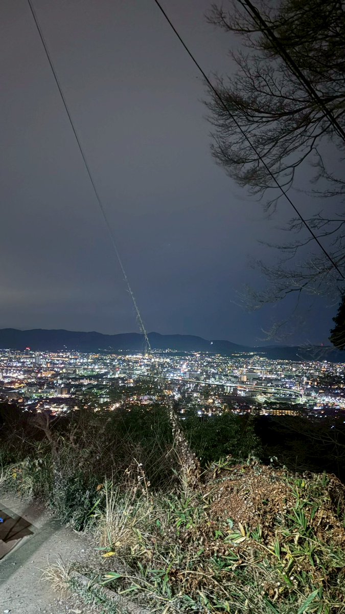 TURICANQUEST's tweet photo. 新年明けましておめでとうございます🎍
苦行の石階段1000段以上の４キロ制覇の年始め迎えて来ました(;´д｀)
山頂着いた時には足が生まれたての鹿のようにプルプルしてた🤣

けど今年も登りきれて良かった💃
#伏見稲荷大社
#京都 https://t.co/x5yI1oCFBL
