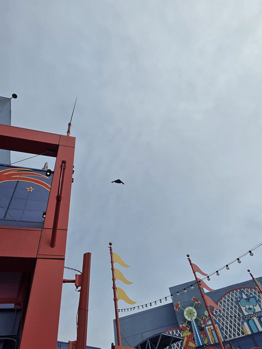 moobiful's tweet image. B2 bomber just flew over us at Universal studios wtf