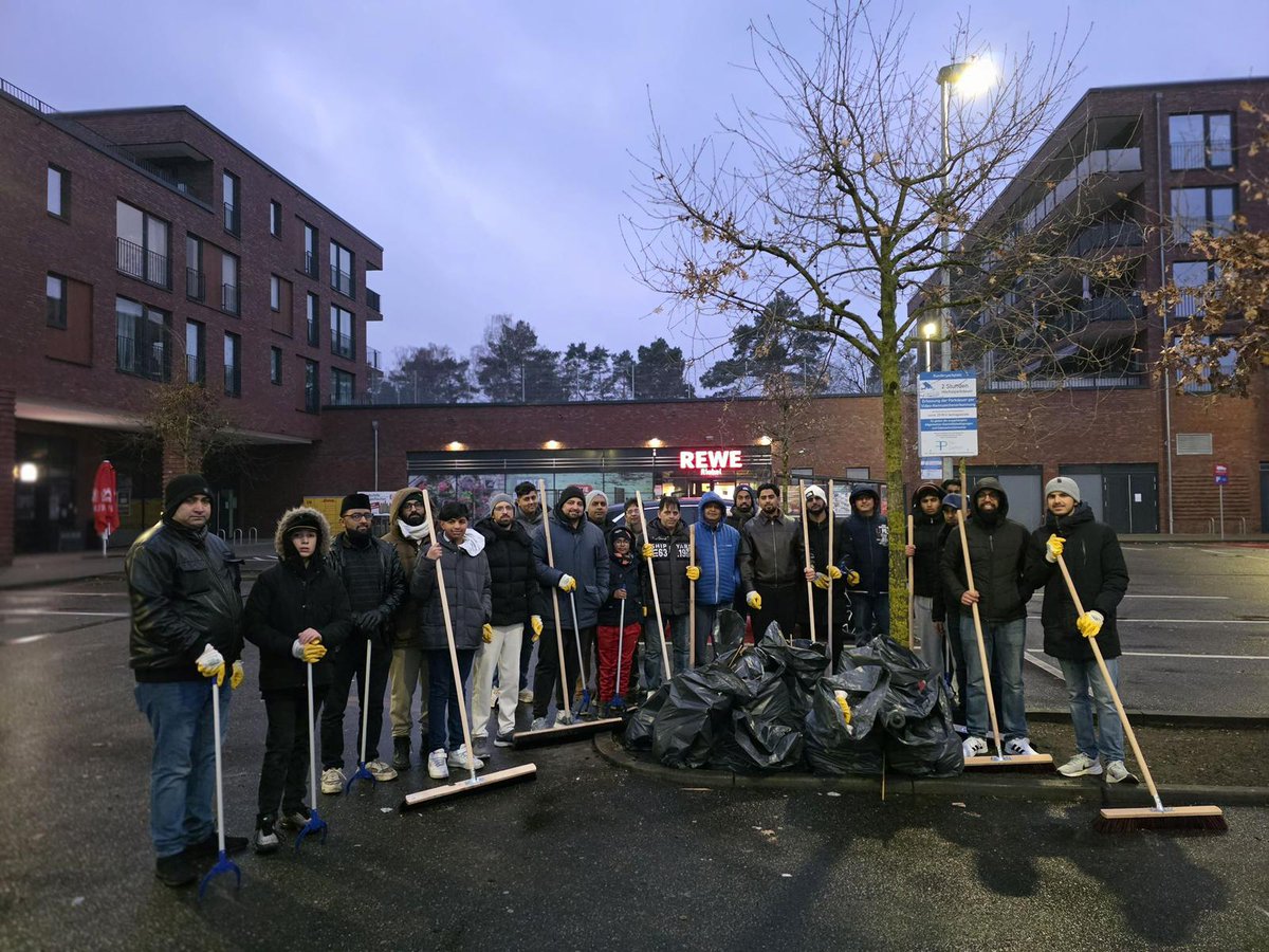 Früh am #Neujahresmorgen war die @ahmadiyyajugend auch in Hamburg im Einsatz um die <a href="/SRHnews/">Stadtreinigung HH</a> zu unterstützen den Sylvestermüll zu entfernen aus Liebe zum Land. 

#liebefürallehassfürkeinen 
#böller #sylvestermüll