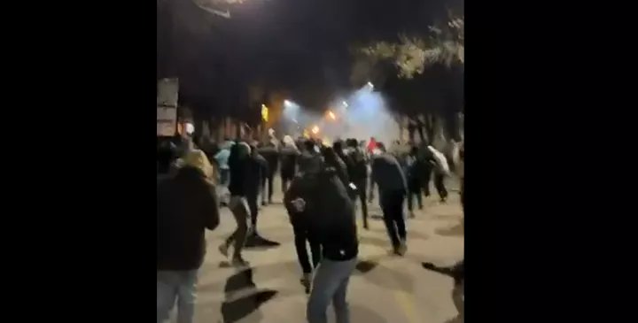 Reuters, Jerusalem Post - Χάος στο Ιράν: Φουντώνει το κύμα οργής κατά των Αγιατολάχ - Έξι νεκροί και άγριες συμπλοκές (pics&amp;vids)

Κλιμακώνονται οι διαδηλώσεις διαμαρτυρίας σε πολλές επαρχίες, καθώς η οικονομική κρίση εκθέτει τις αδυναμίες του καθεστώτος
emprosdrama.blogspot.com/2026/01/reuter…