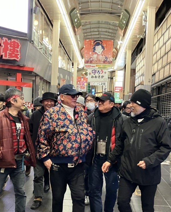 昨年俺達仕込み部隊は28日朝から仕込みなので前日大阪入りした。本当の目的は「俺達の忘年会2025」だった。しかしおでん屋に断られ、フグ屋に断られ、寿司屋に断られ、その後串揚げ屋を目指して天満に向かったのだがそこは天神だった。すでに3軒ハシゴしていた俺達はいつだって青春Ingだった✌